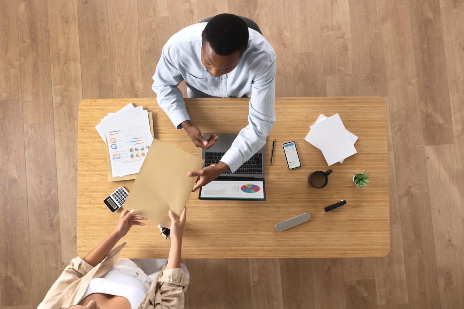 Empresarios analizando datos financieros en una reunión estratégica